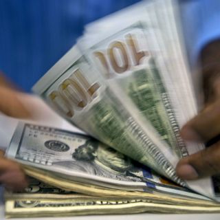 El dólar cede y se vende en 14.83 pesos en bancos del DF