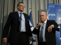 El presidente y vicepresidente de FIFA, Joseph Blatter (d) y Jerome Valcke. AP / C. Ena