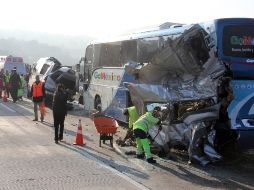 Imagen del accidente donde se observa al fondo el vehículo donde viajaban los deportistas. ESPECIAL / AGENCIA ENFOQUE