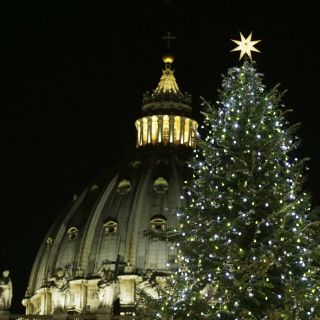 Árbol y nacimiento gigantes iluminan El Vaticano