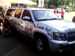 Acompañado por otras dos personas y el conductor, el funcionario estuvo por casi una hora en su camioneta la cual fue ''grafiteada''. SUN / C. Rogel Blanquet