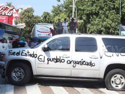 Antes de irse, los protestantes vandalizan una camioneta blindada. SUN / C. Rogel