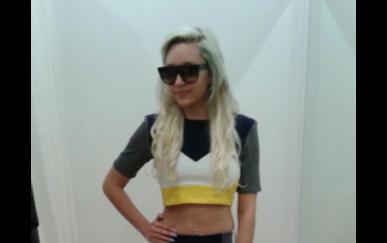 La actriz recorrió el campus de la universidad en un carrito de golf mientras escuchaba y cantaba la canción 'Roar' de Katy Perry. TWITTER / @amandabynes