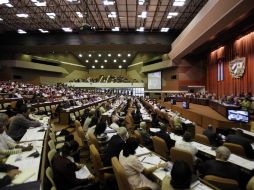 Los 612 diputados de la Asamblea Nacional del Poder Popular, entre los que no hay opositores, suelen aprobar resoluciones unánimemente. AP /  L. Perez
