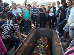 Entierro de Manuel Mora. 'La gente ya está harta de tanta muerte' dijo el edil de Buenavista. EFE / E. Granados