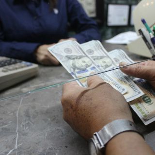 El dólar se cotiza en 14.10 pesos en aeropuerto del DF