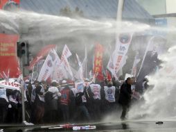 La policía usa cañones de agua y gas lacrimógeno para dispersar  a los manifestantes. AFP / A. Altan