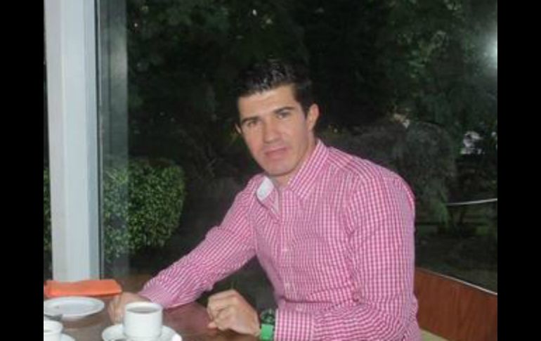 Federico Madrazo, hijo de Roberto Madrazo, aclara que el arma es de su escolta y que cuenta con registro de la Sedena. TWITTER / @PicoMadrazo