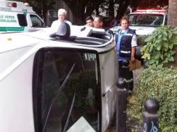 El choque provocó que el auto compacto quedará sobre su costado izquierdo. EL INFORMADOR /