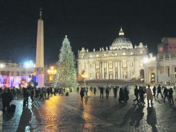 Así luce la nueva iluminación en la Plaza de San Pedro, donde miles de turistas llegan para Navidad. EFE /