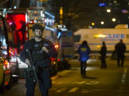 Policías custodian el lugar donde los dos oficiales de Nueva York fueron asesinados durante esta tarde. AP / J. Minchillo