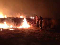 El incendio se presentó desde la tarde de este sábado. ESPECIAL /