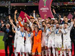 El capitán del Real Madrid, Iker Casillas, levanta el trofeo que acredita oficialmente al club blanco como el mejor equipo del mundo. NTX / F. Gutiérrez