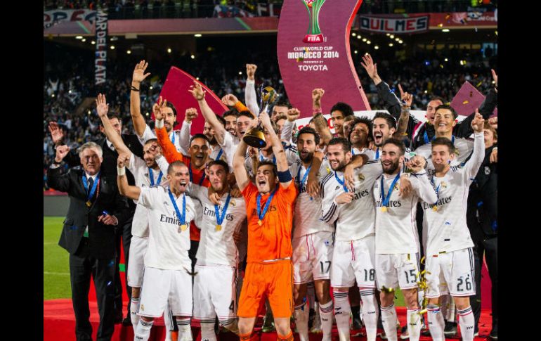 El capitán del Real Madrid, Iker Casillas, levanta el trofeo que acredita oficialmente al club blanco como el mejor equipo del mundo. NTX / F. Gutiérrez