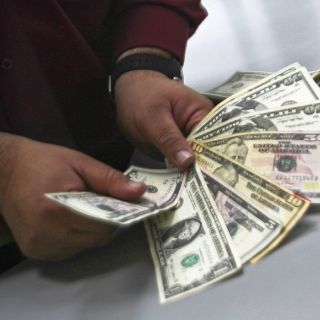 El dólar se vende en 14.46 pesos en promedio en el AICM