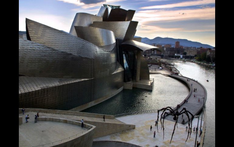La ciudad está coronada por el espectacular edificio del arquitecto Frank Gehry. AFP / R. Rivas