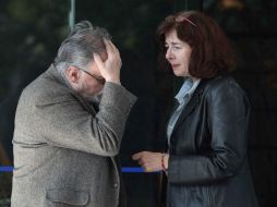 David Huerta y su hija Laura durante el funeral de Gerardo Deniz, cuyos restos son velados en el Panteón Francés de San Joaquín. SUN / A. Ojeda