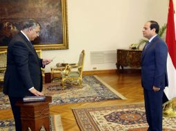 Fauzi jura el cargo ante el presidente, Abdelfatah al Sisi. AP / M. Samaha