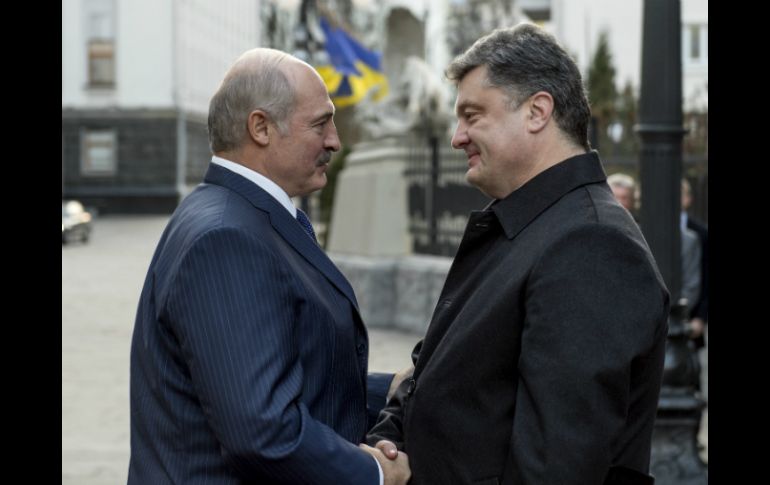 Petro Poroshenko da la bienvenida a Alexander Lukashenko. AP / M. Lazarenko