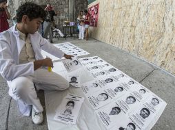 En el recorrido, varios manifestantes tenían fotos de los 42 normalistas que siguen desaparecidos. EL INFORMADOR / ARCHIVO