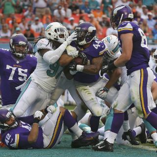 Los Delfines vencen a los Vikingos, con safety al final