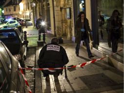 La policía recaba evidencia del incidente, el responsable está detenido y presenta un 'perfil desequilibrado'. AFP / A. Finistre