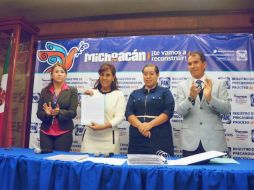 Luisa María Calderón hizo entrega de los documentos para hacer el registro como precandidata. TWITTER / @panmichoacan