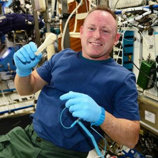 Tripulación de la EEI recibe herramienta por email