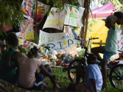 Familiares y amigos siguen rindiendo tributo a los fallecidos cerca de la casa. EFE / D. Peled