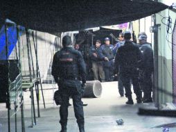 Durante el asalto, los presuntos delincuentes dispararon contra la Policía; en el sitio murió uno de los ladrones. ESPECIAL /