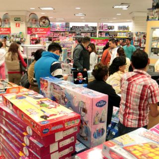 Mexicanos gastarán en promedio tres mil pesos en regalos