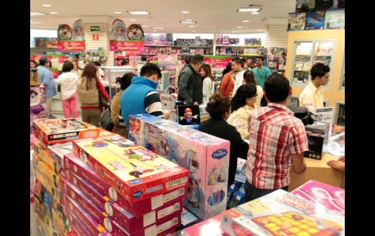 La ropa, zapatos y juguetes serán los principales presentes para estas fiestas. EL INFORMADOR / ARCHIVO