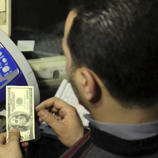 El dólar baja y se vende en 14.70 pesos en bancos del DF