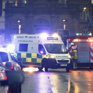 Camión de basura arrolla y mata a varias personas en Escocia