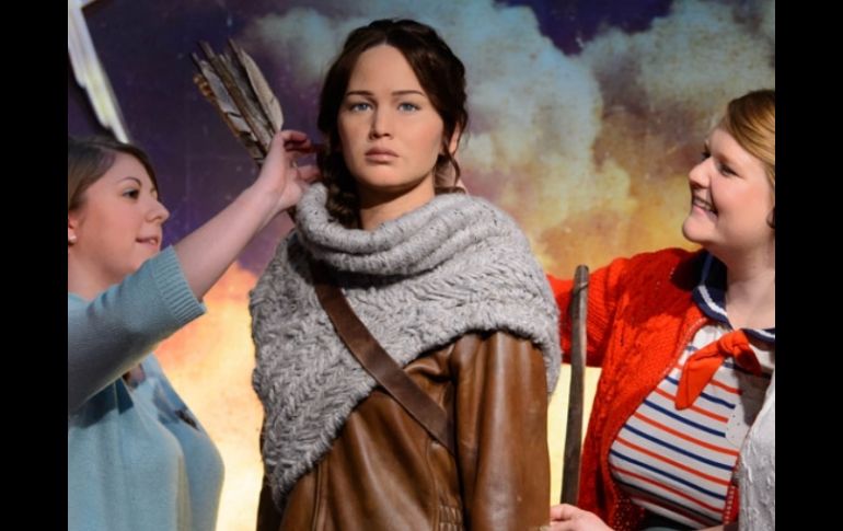 Los fans acudieron de inmediato a apreciar la figura y a tomarse fotos con ella. ESPECIAL / madametussauds.com