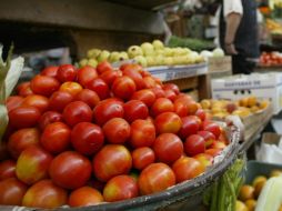 Los precios de los productos de la canasta básica muestran variaciones mixtas; el kilo de jitomate se ubica como el más alto. EL INFORMADOR / ARCHIVO