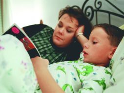 Antes de dormir, es recomendable evitar los libros electrónicos porque alteran el reloj biológico interno e influyen en el descanso. AP / ARCHIVO