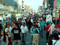 Debido a la gran presencia de consumidores, este lunes a partir de las 18:30 horas se bloqueó el paso vehicular en Obregón. EL INFORMADOR / F. Rodríguez