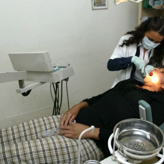 Alumna de la UNAM crea pegamento biocompatible para 'brackets'