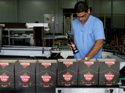 Bacardí se prepara para vender licor destilado en Cuba tras verse obligado a abandonar la isla en 1959. AP / ARCHIVO