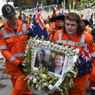 Australia rinde homenaje a rehenes muertos en secuestro en Sídney