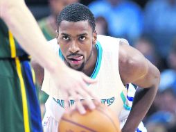 Michael Kidd-Gilchrist jugador de los Hornets de Charlotte (de frente), en posición defensiva frente Gordon Hayward del Jazz de Utah. AP / C. Burton