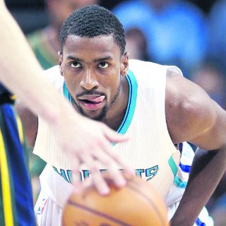 Hornets arrollan a Nuggets