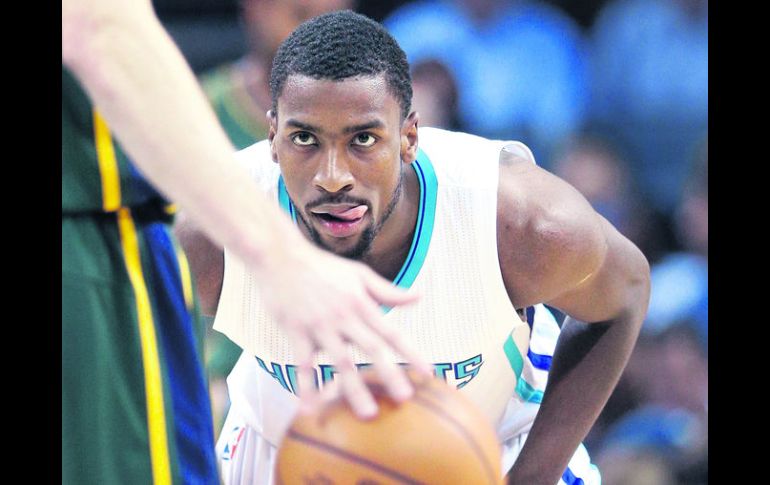 Michael Kidd-Gilchrist jugador de los Hornets de Charlotte (de frente), en posición defensiva frente Gordon Hayward del Jazz de Utah. AP / C. Burton