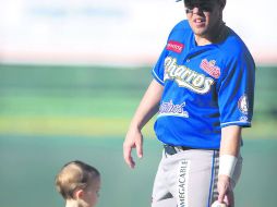 Convivencia. Christopher Retherford y su hijo son captados previo al juego de los Charros de Jalisco contra Cañeros. ESPECIAL / Charros de Jalisco