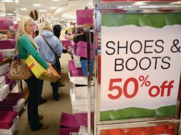 El gasto de los consumidores creció 3.2%, frente al 2.2 estimado inicialmente. AP / M. Key