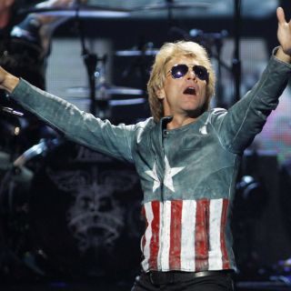 Bon Jovi apoya a la policía de NY, portando camiseta