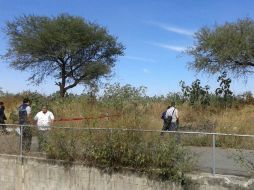 Las autoridades estatales se presentaron en el lugar para levantar lo que quedó de la persona calcinada. ESPECIAL /
