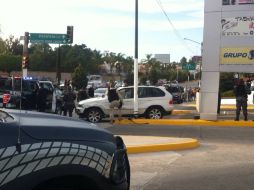 La víctima fue asesinada a balazos en el ingreso al estacionamiento del centro comercial mientras conducía un vehículo. ESPECIAL /