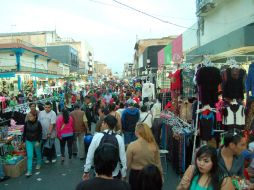 En los últimos días, La calle Obregón ha tenido que cerrarse por la multitud de los compradores. EL INFORMADOR / ARCHIVO